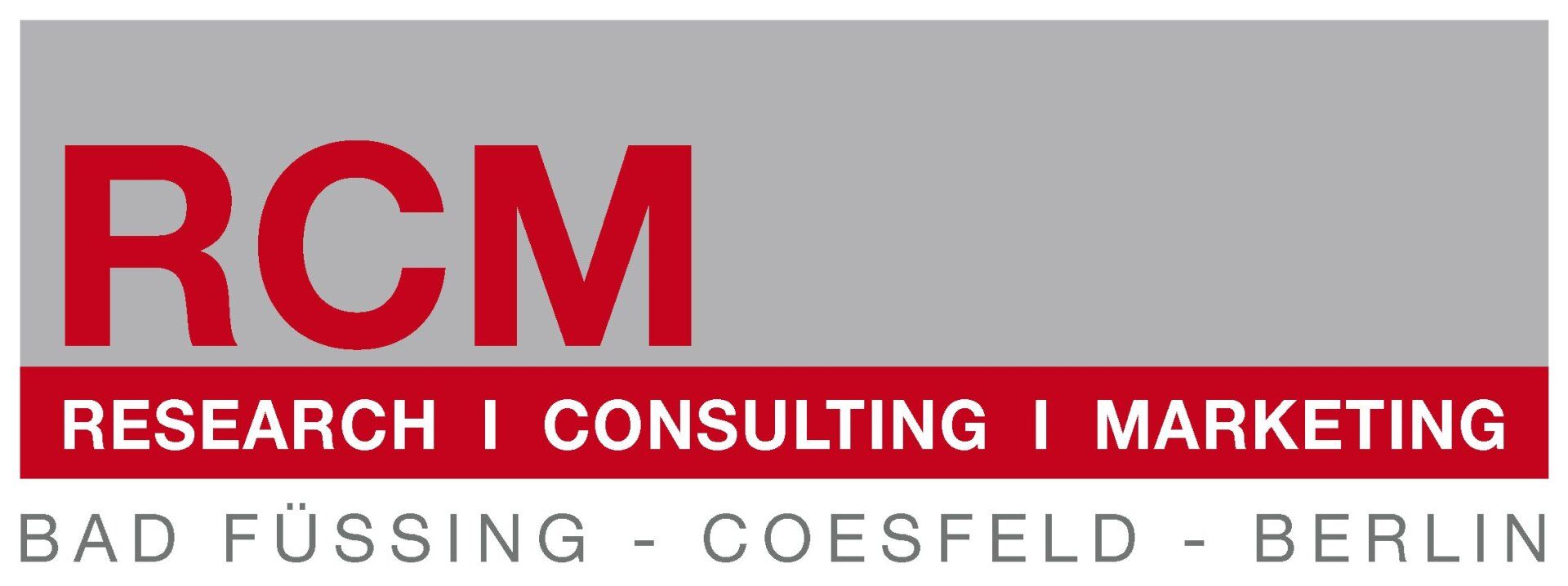 Logo RCM Das Marketinglogo von RCM Research Consulting zeigt rote Schrift auf grauem Hintergrund und darunterliegende Städtenamen.