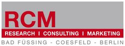 Das Marketinglogo von RCM Research Consulting zeigt rote Schrift auf grauem Hintergrund und darunterliegende Städtenamen.