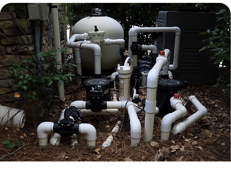 a bunch of pvc pipes are laying on the ground