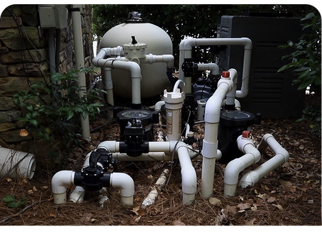 a bunch of pvc pipes are laying on the ground