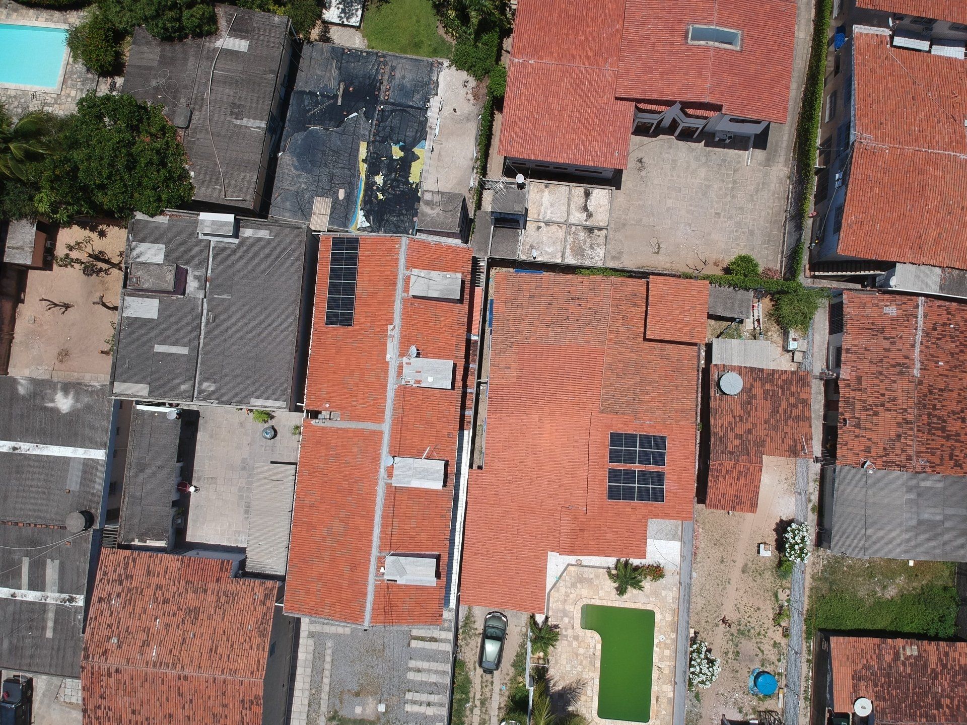 Sistema realizado no bairro do Janga, Paulista-PE. Composto por 06 módulos Solar Fotovoltaico de potência 400 W e 02 Micro inversores Hoymiles. Com Plataforma para monitoramento Online.