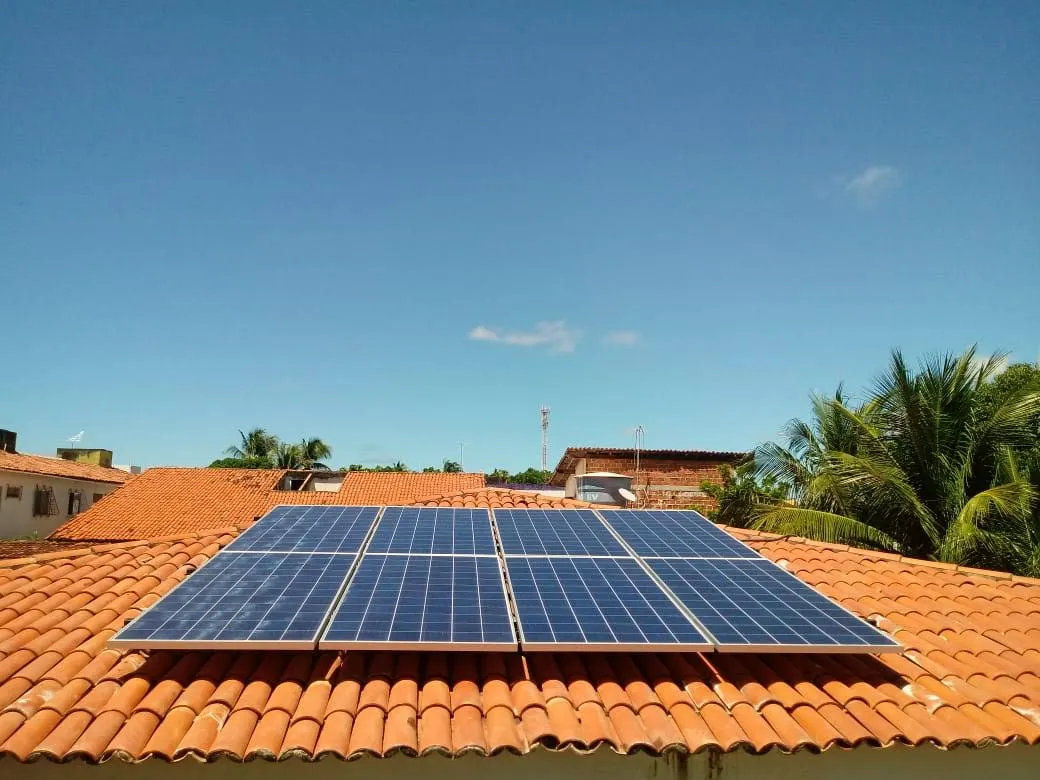 Sistema instalado no bairro Nossa Senhora do Ó, Paulista-PE. Composto por 08 módulos Solar Fotovoltaico de potência 330W e 02 Micro inversor APSystems-YC1000. Com plataforma para monitoramento Online nível módulo a módulo.