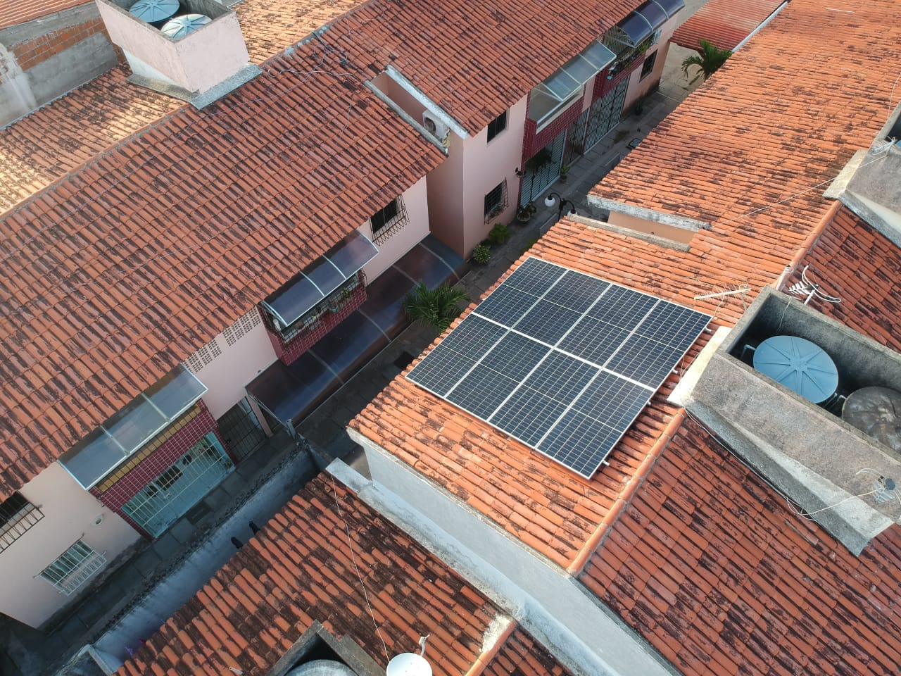 Sistema instalado no bairro Pau Amarelo, Paulista-PE. Composto por 08 módulos Solar Fotovoltaico de potência 365W e 02 Micro inversor APSystems-QS1A. Com plataforma para monitoramento Online nível módulo a módulo.