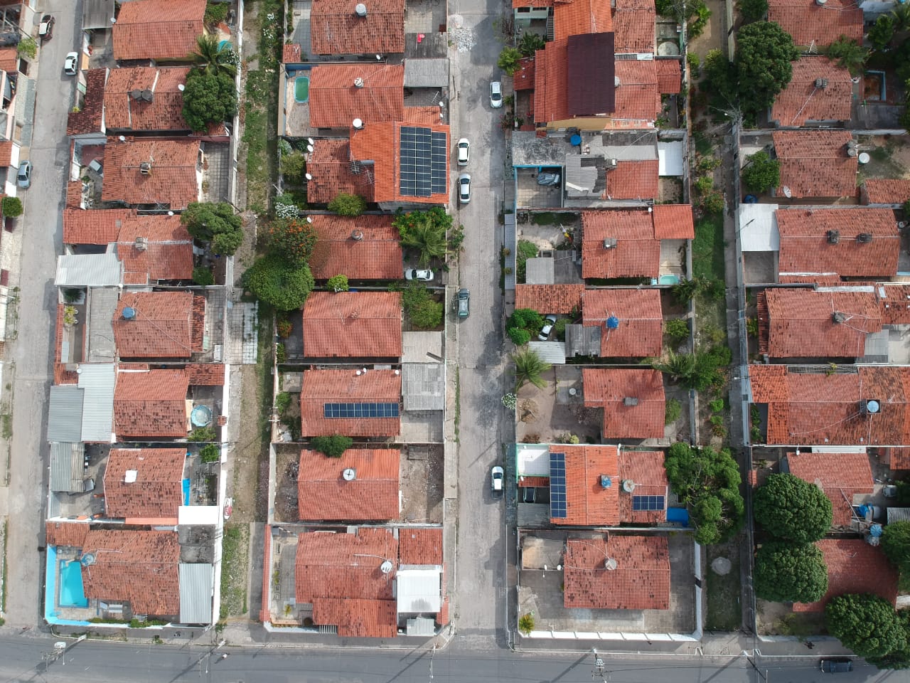 Sistema instalado no bairro Nossa Senhora do Ó, Paulista-PE. Composto por 12 módulos Solar Fotovoltaico de potência 365W e 03 Micro inversor APSystems-QS1. Com plataforma para monitoramento Online nível módulo a módulo.