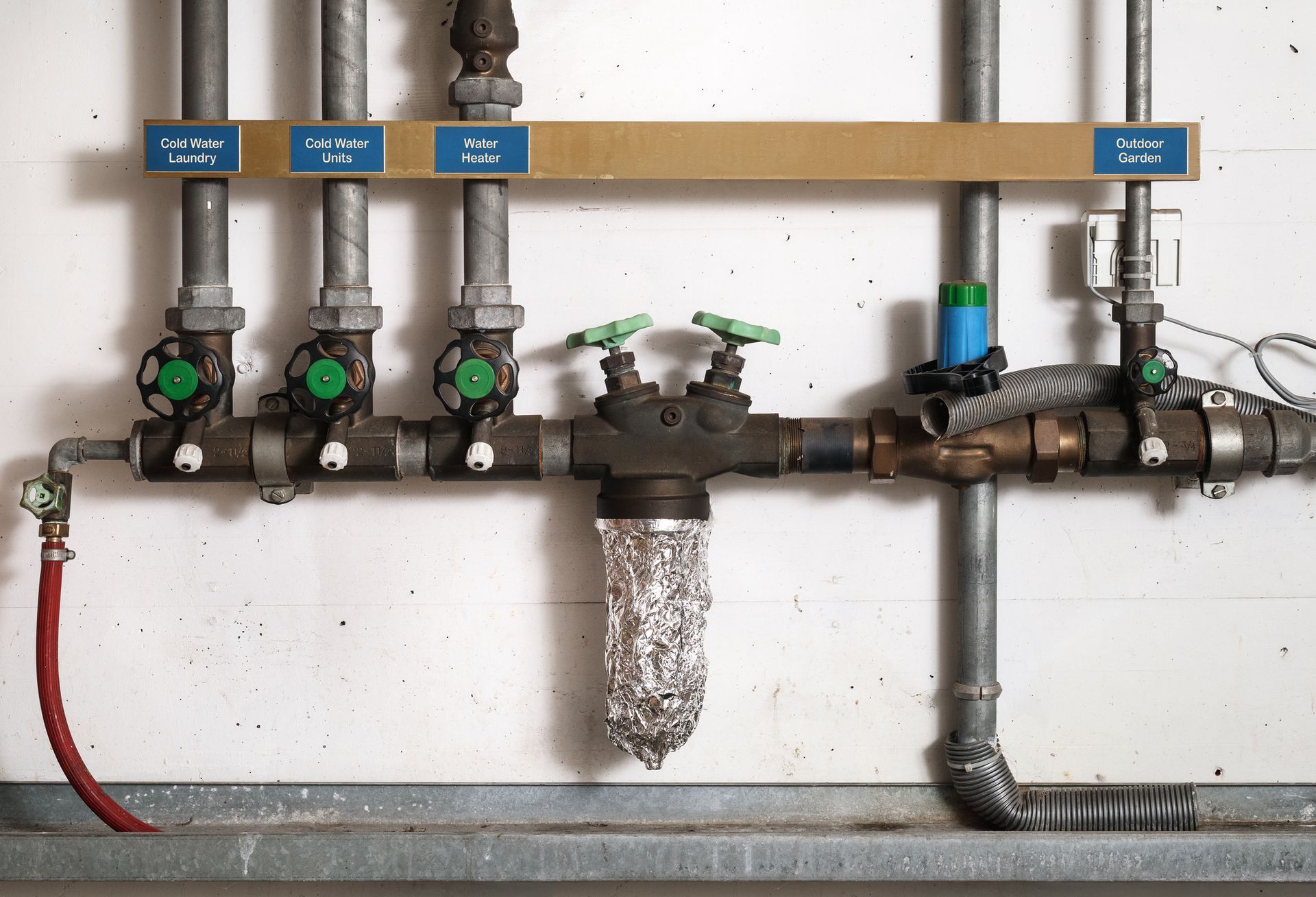 A row of pipes with green handles on them
