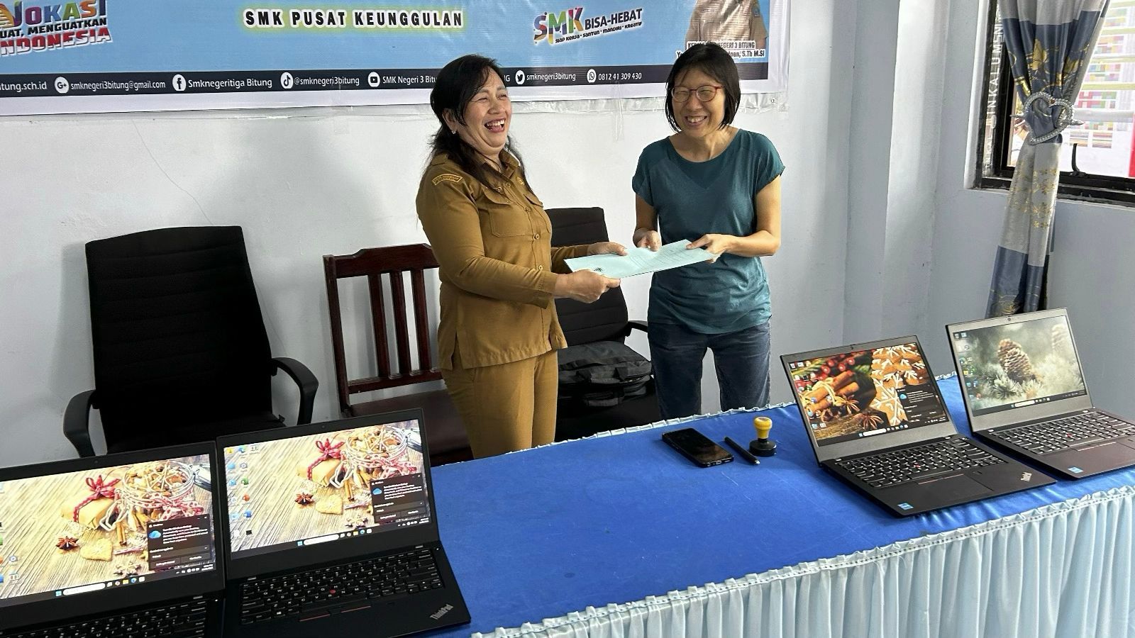 Sharon with the school principal of SMK 3.
