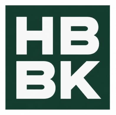 Balti “HB BK” burti uz tumši zaļa kvadrāta logotipa.