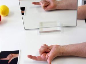 Eine Person betrachtet ihr Spiegelbild