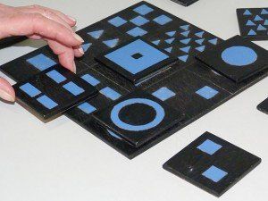 Eine Person spielt ein Spiel mit Quadraten und Kreisen