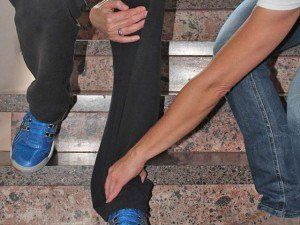 Ein Mann und eine Frau sitzen auf einer Treppe.