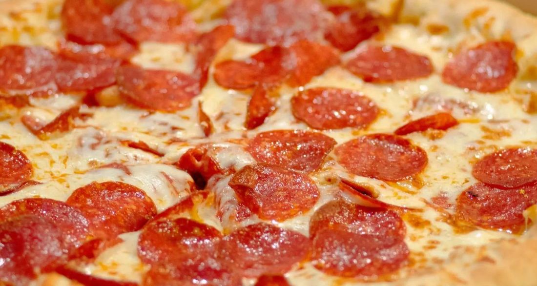 Pizza con gamberi e insalata