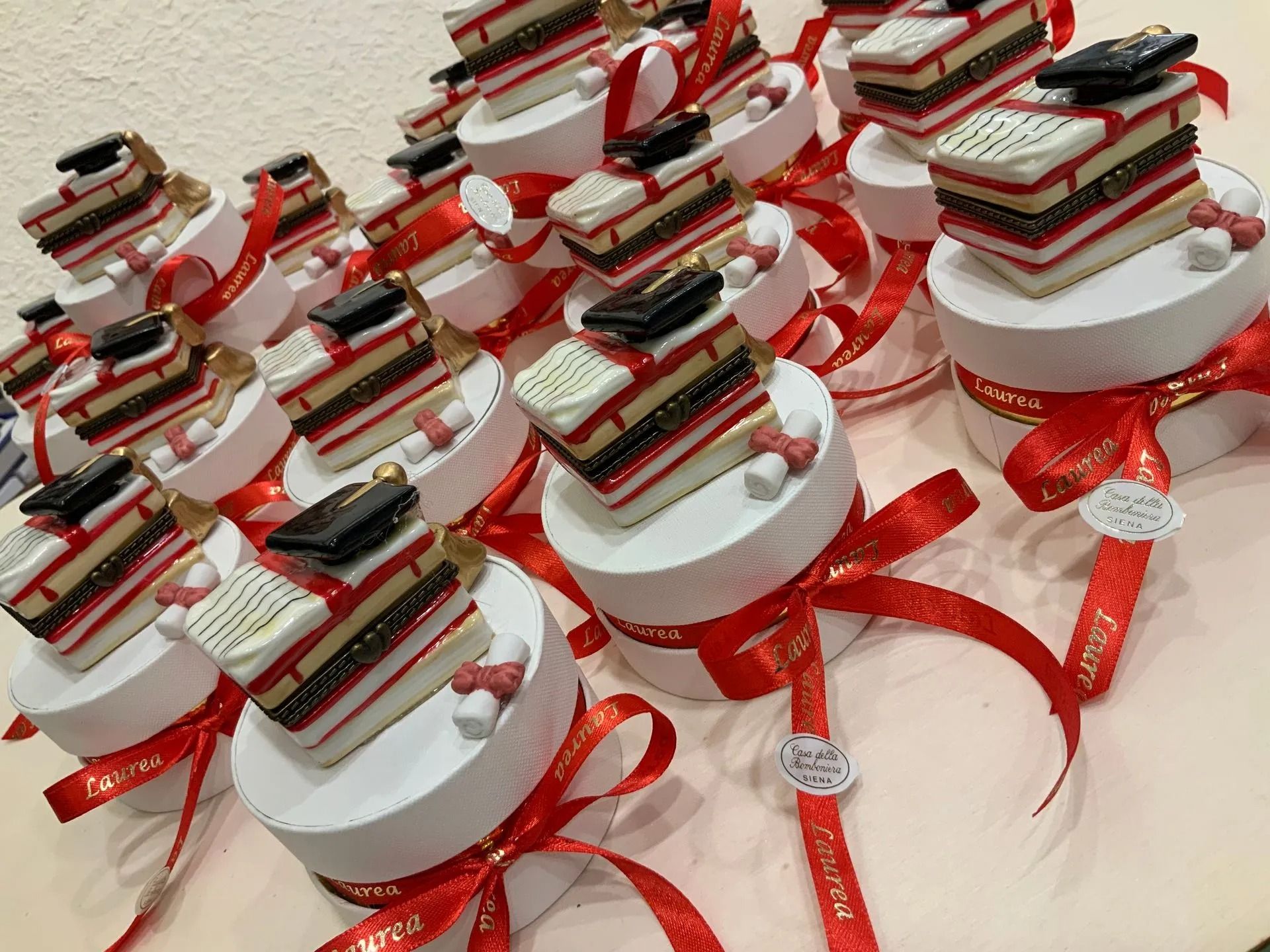 File di dessert a strati rossi, bianchi e neri con fiocchi di nastro su un tavolo