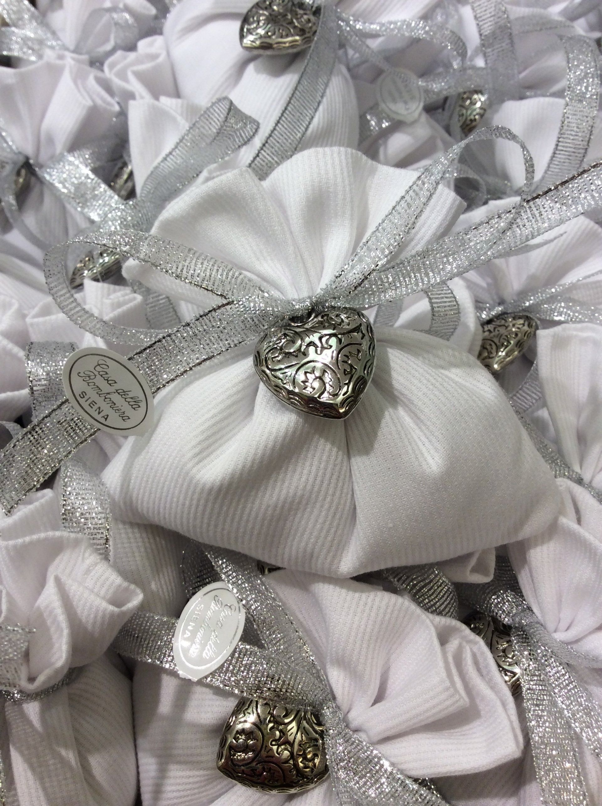 Decorazioni floreali in tessuto bianco con nastro argentato e dettagli gioiello a forma di cuore