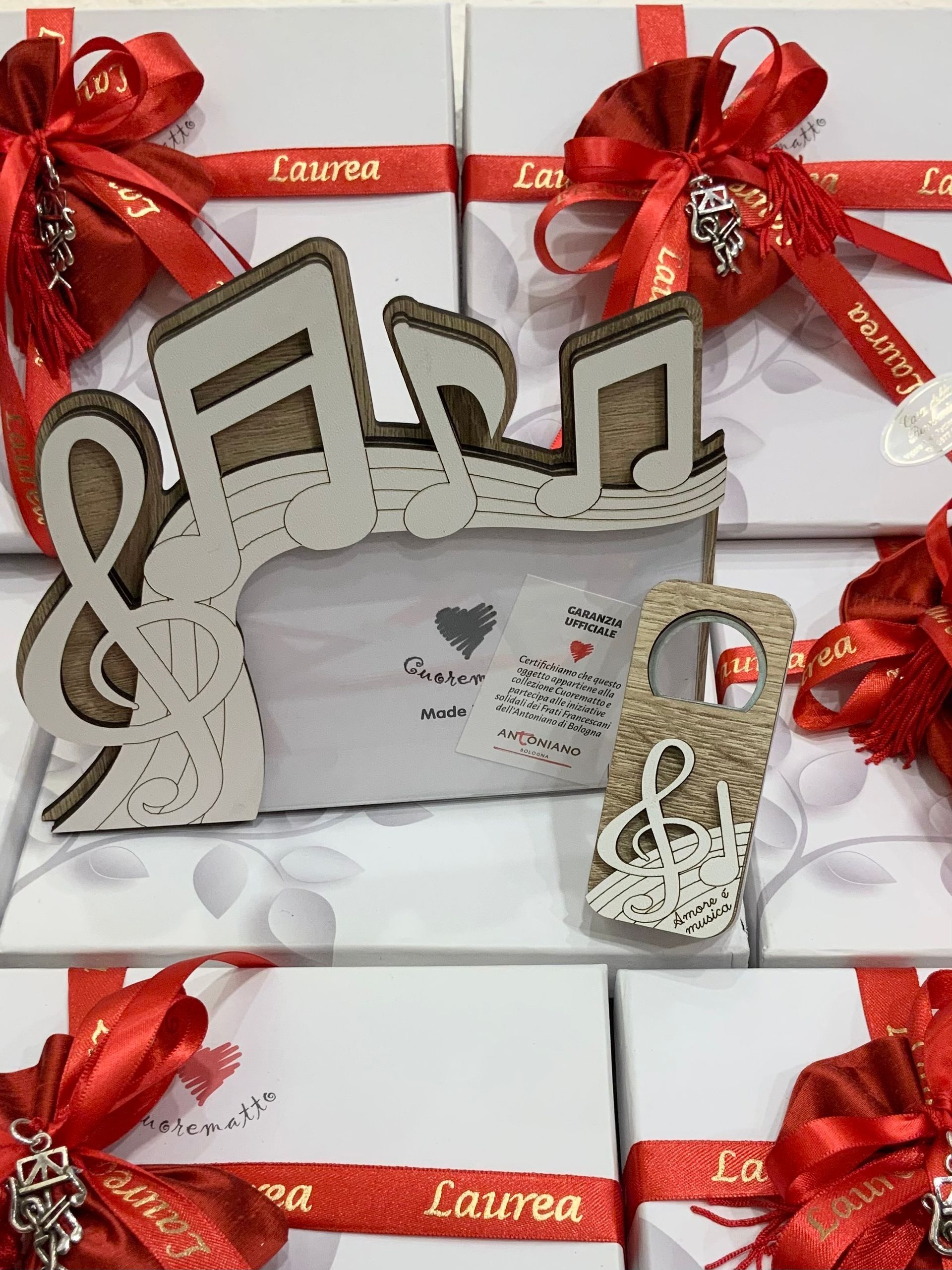 Composizione decorativa con lettere arabe, fiocchi di nastro rosso e scatole regalo a tema Eid sullo sfondo.