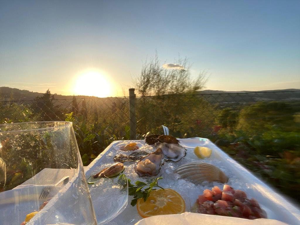 tavolo di un ristorante apparecchiato all'aperto