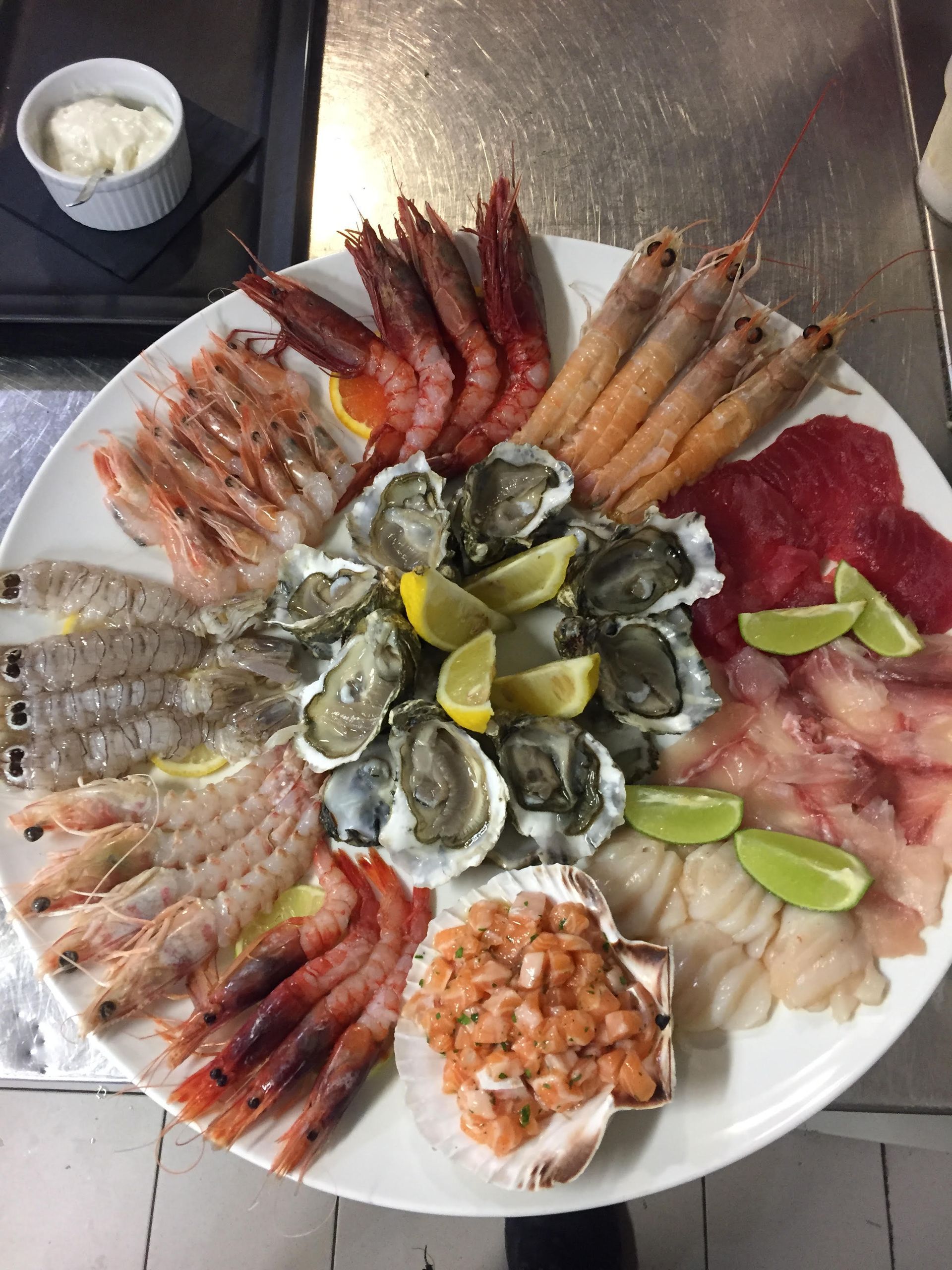 piatto con antipasti di pesce