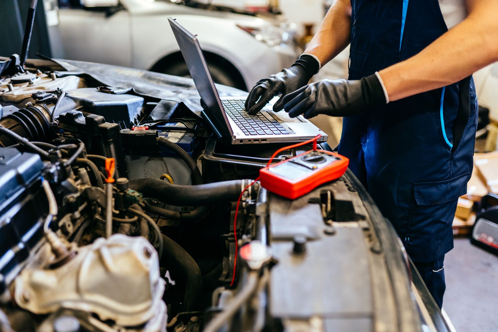 Autowerkstatt mit Computerdiagnose