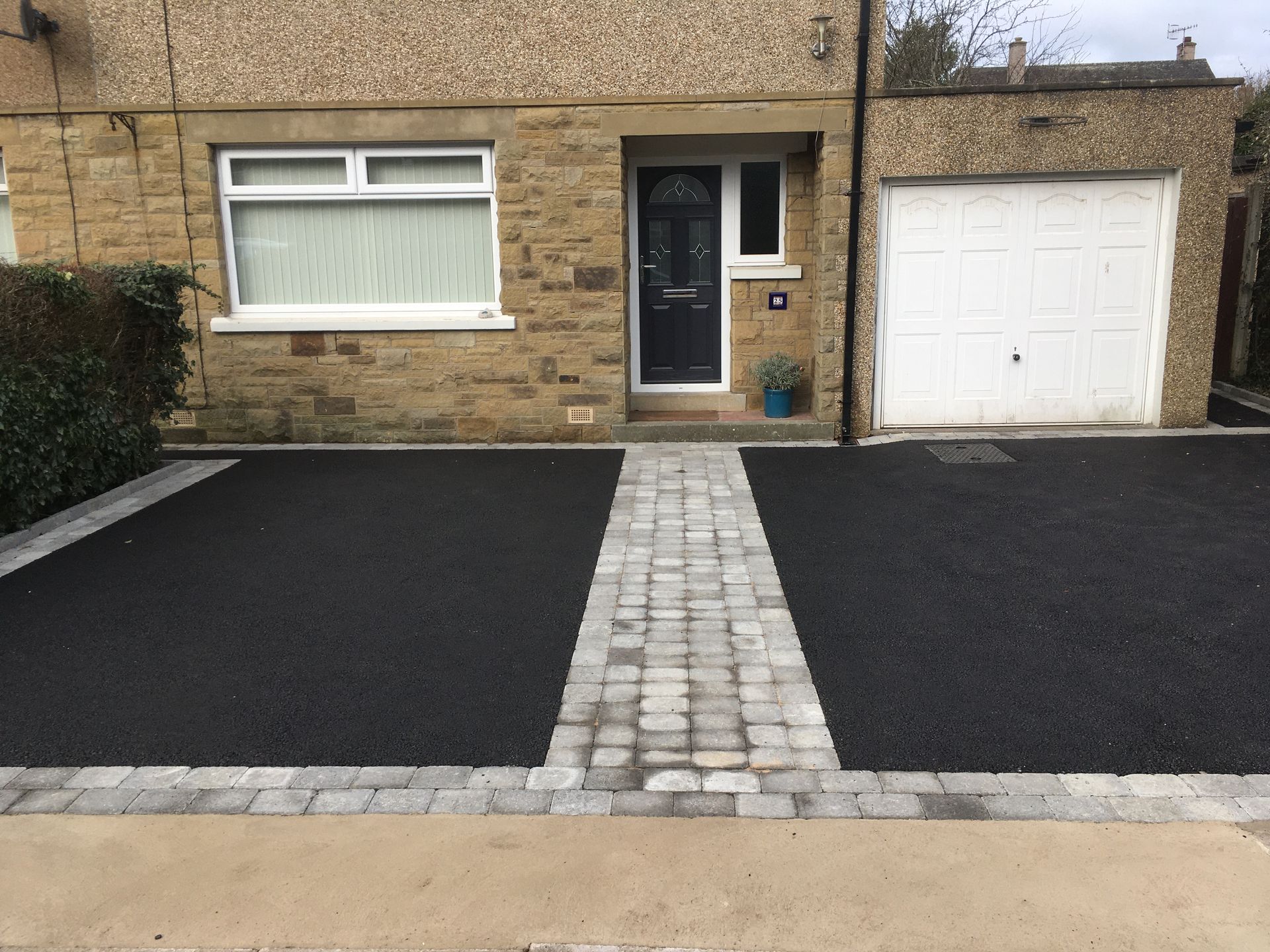 tarmacadam driveway with blockpaved border installed by broadoak landscaping