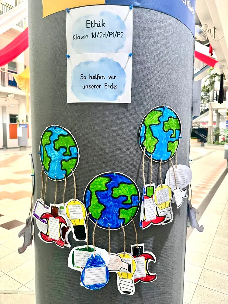 A sign on a pole that says ethik on it