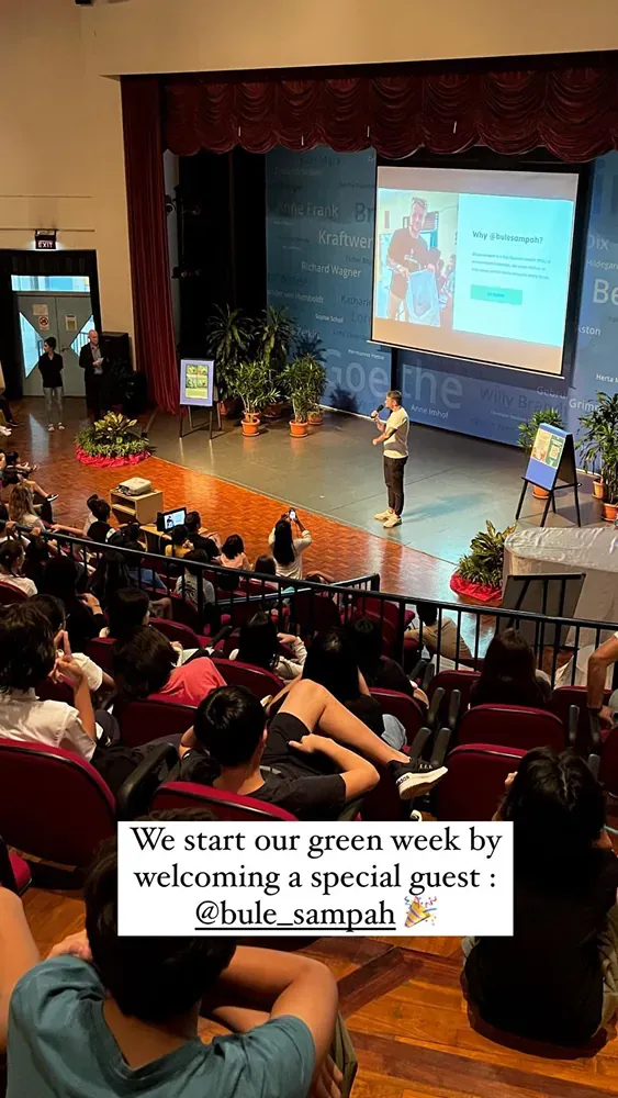 A man is giving a presentation to a crowd of people in an auditorium.