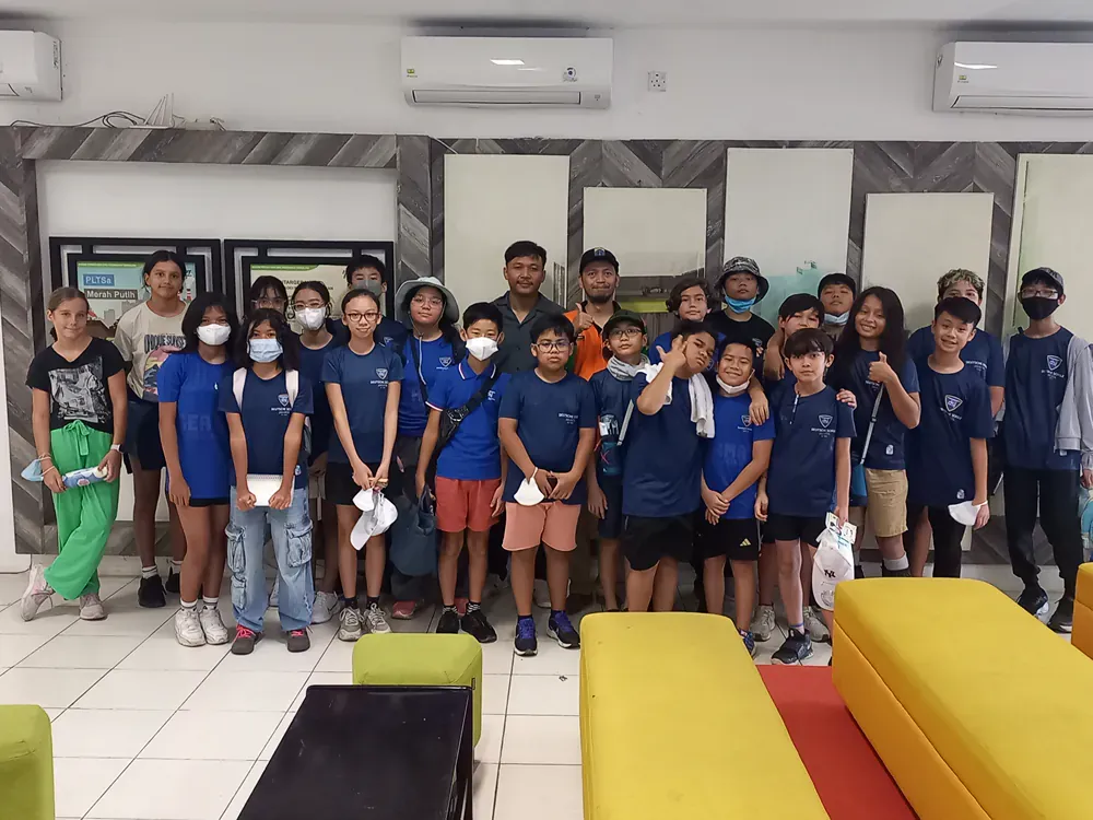 A group of children are posing for a picture in a living room.