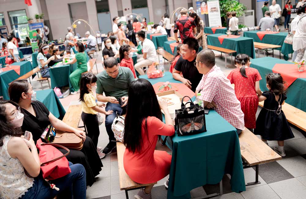 A group of people are sitting at tables in a restaurant.