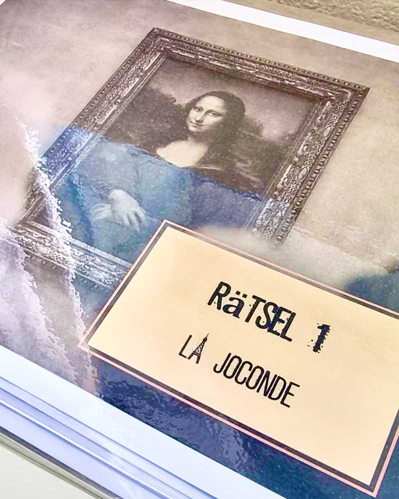 A book with a picture of a woman in a frame and a sign that says rätsel 1 la joconde