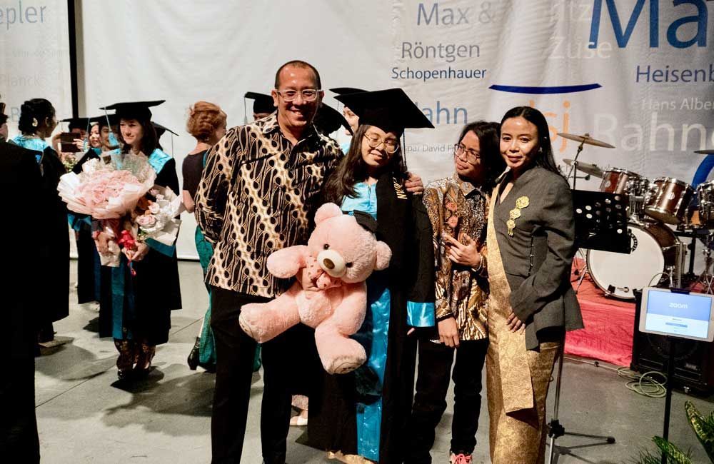 A group of people are posing for a picture at a graduation ceremony.
