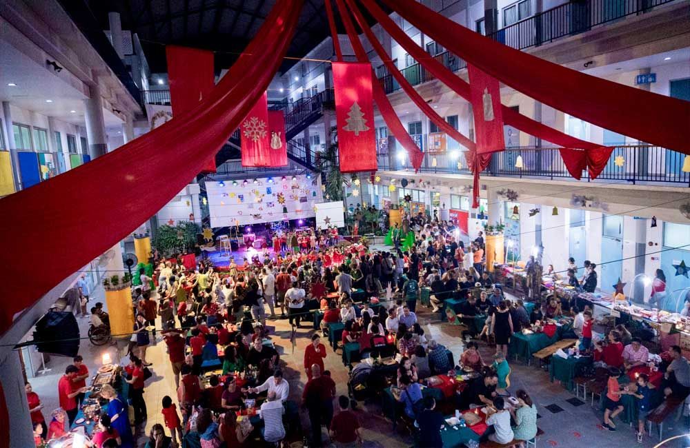 A large group of people are gathered in a large room.