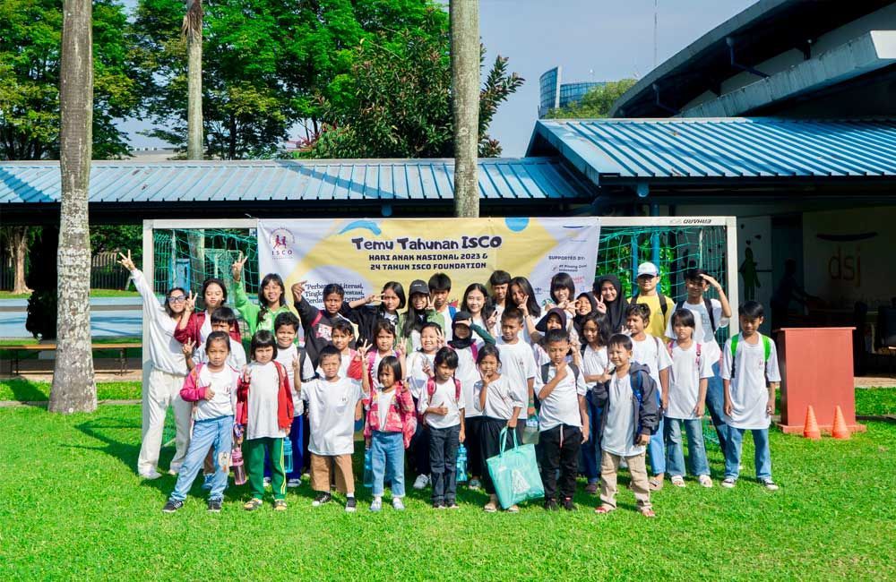 A group of children are posing for a picture in front of a building.
