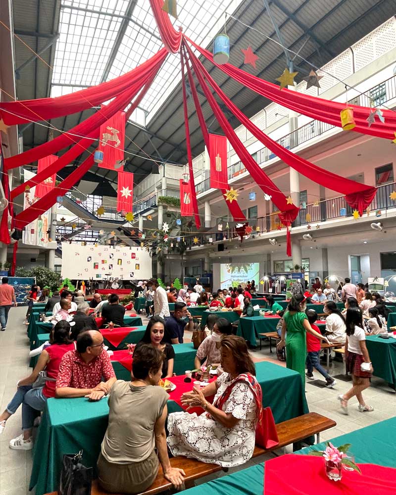A group of people are sitting at tables in a restaurant.