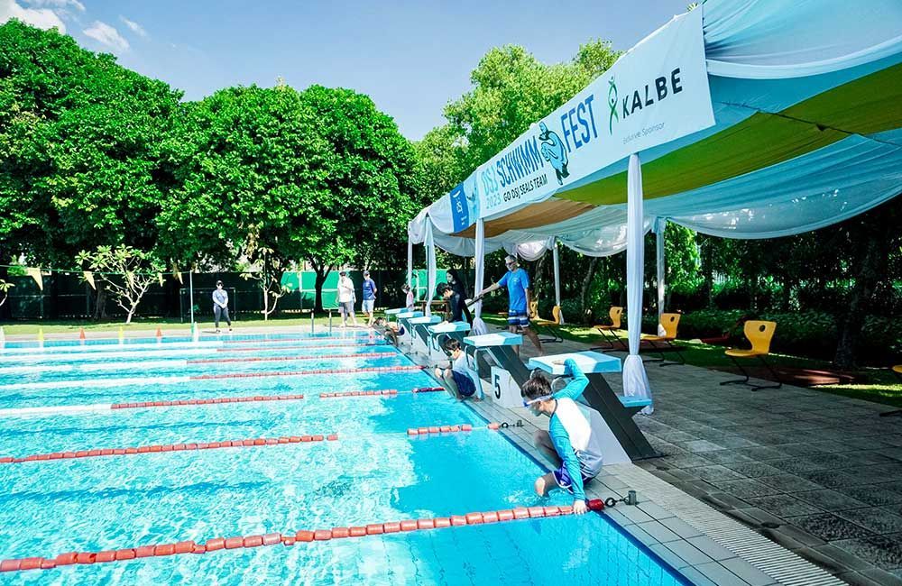 A swimming pool with a sign that says ' swimming fest ' on it