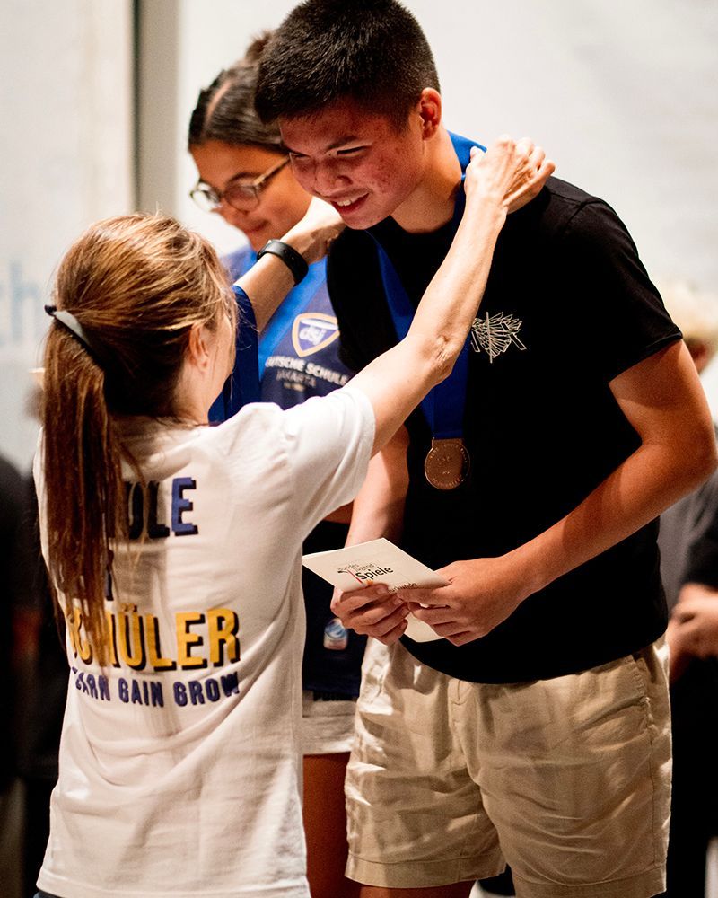 A girl wearing a shirt that says mule on it