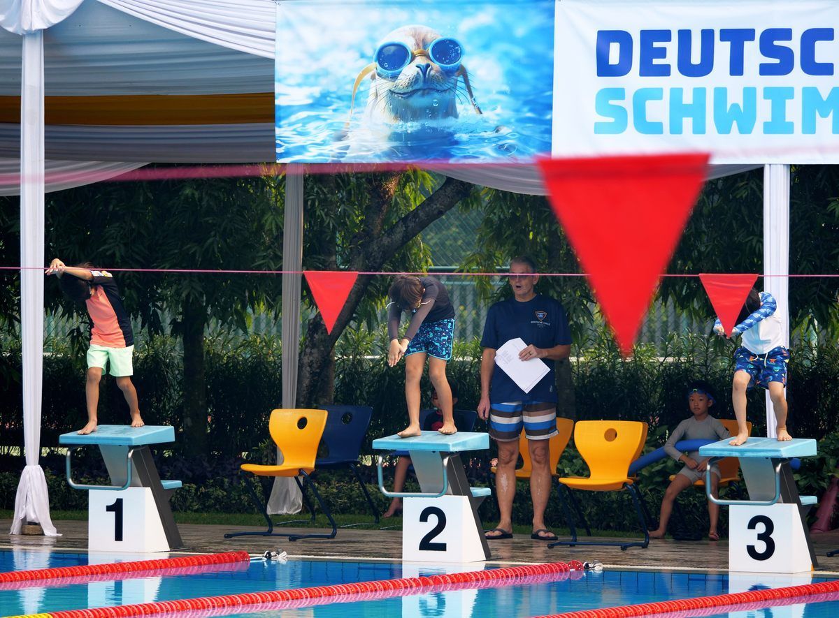 A swimming pool with a sign that says deutsch schwimm