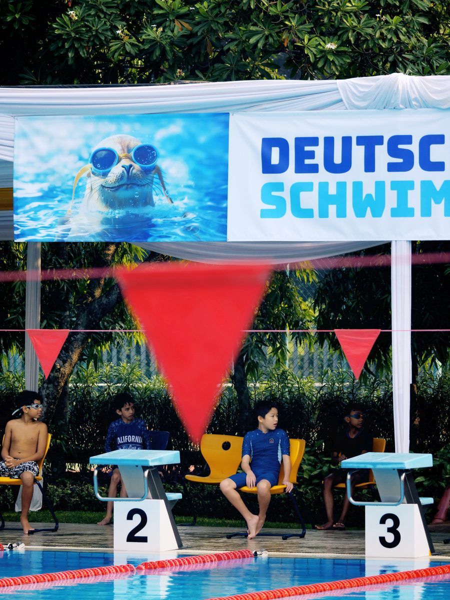 A swimming pool with a sign that says deutsch schwimm