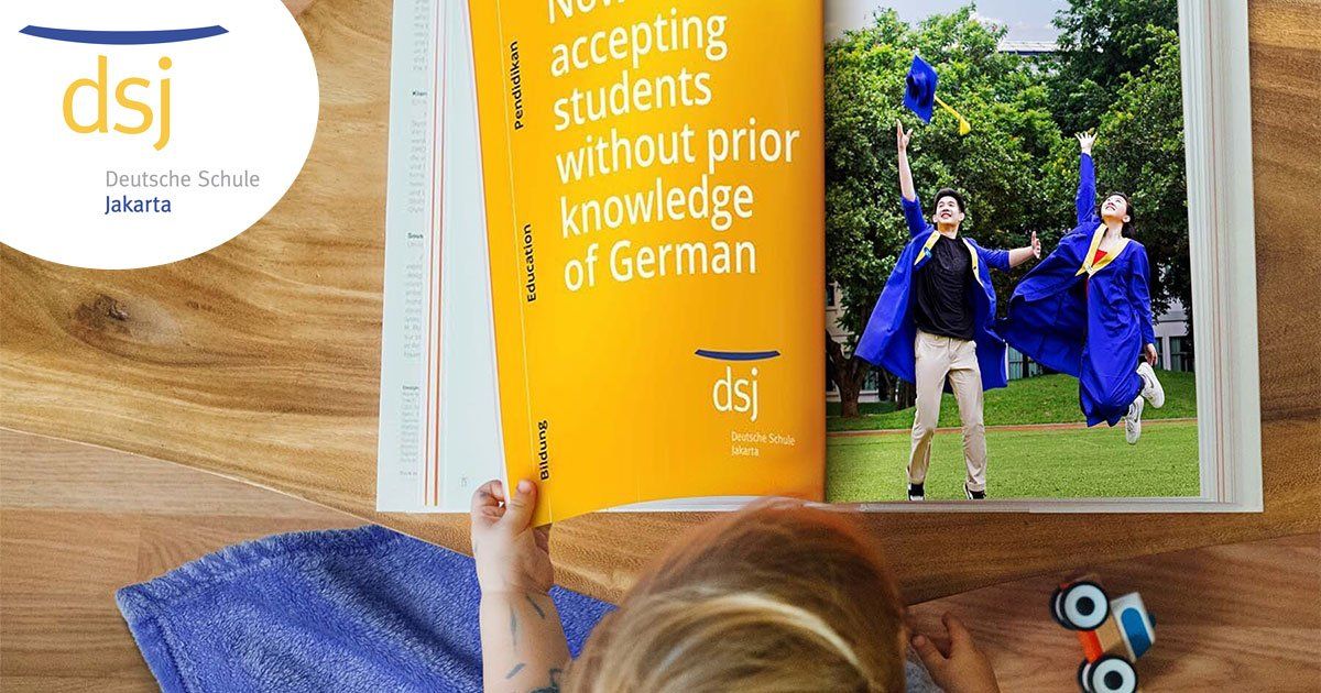 A child is reading a book about accepting students without prior knowledge of german.