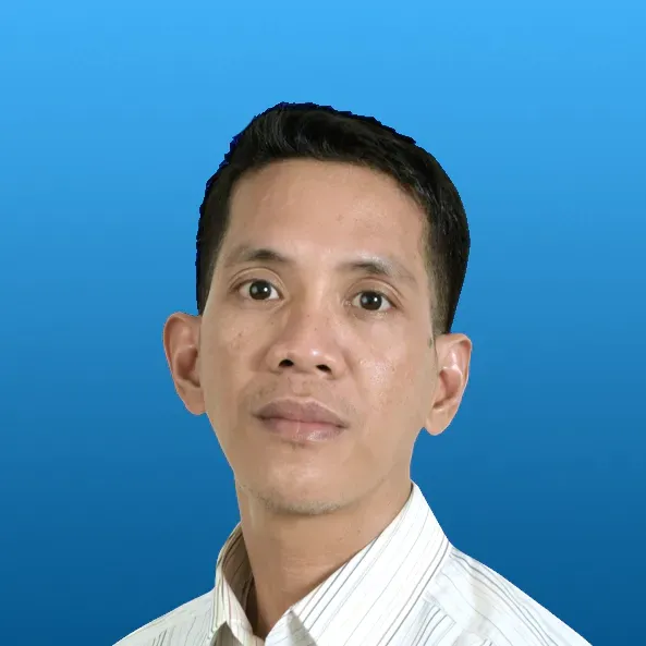 A man in a white shirt is standing in front of a blue background.