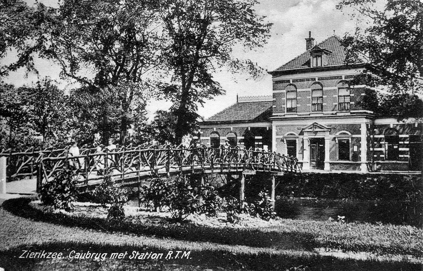 Caubrug met RTM station, 1920-1925. Foto: Mooij, Albert Cornelis (1844-1927), Zeeuws Archief, Beeldbank Schouwen-Duiveland, nr ZM-2738.