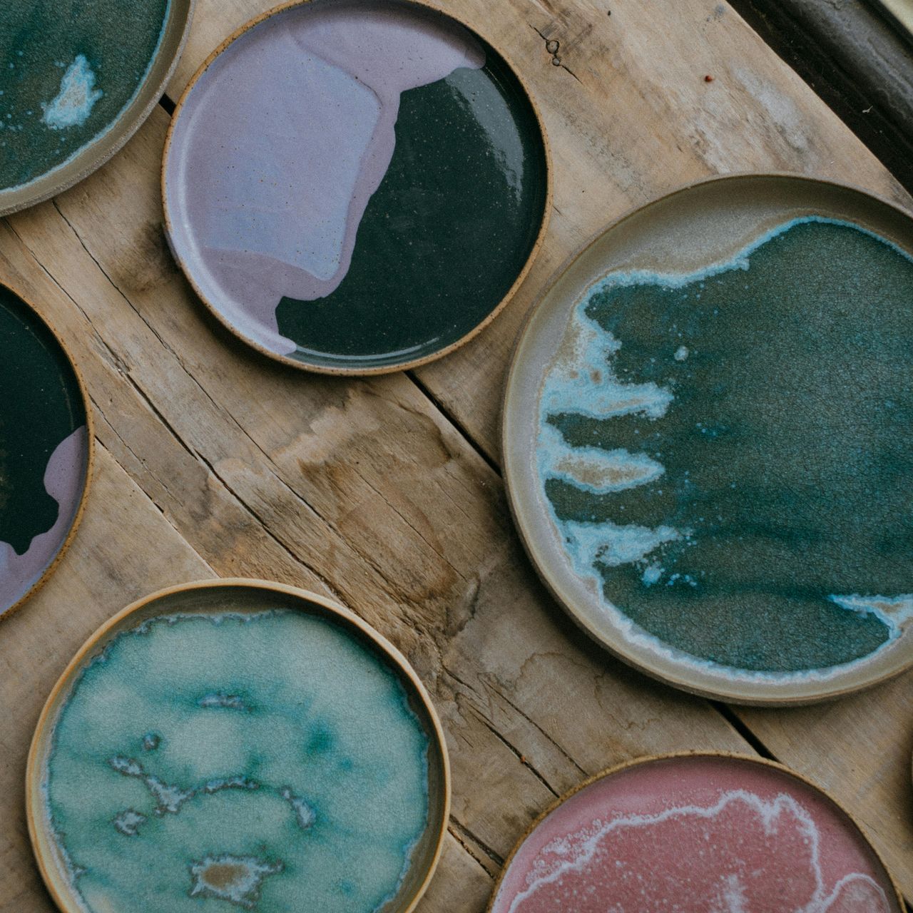 A bunch of plates are sitting on a wooden table