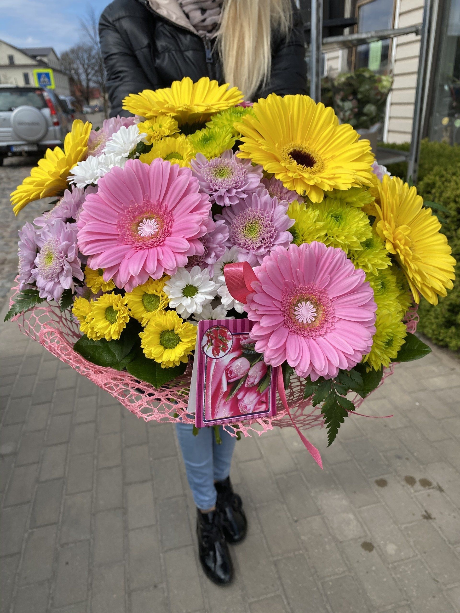 Pasūti ziedus Jēkabpilī ziedu veikalā Santli