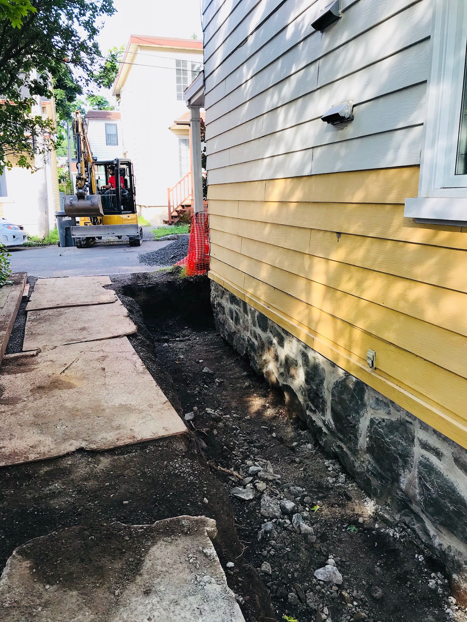 Une maison avec un revêtement jaune est en cours de rénovation