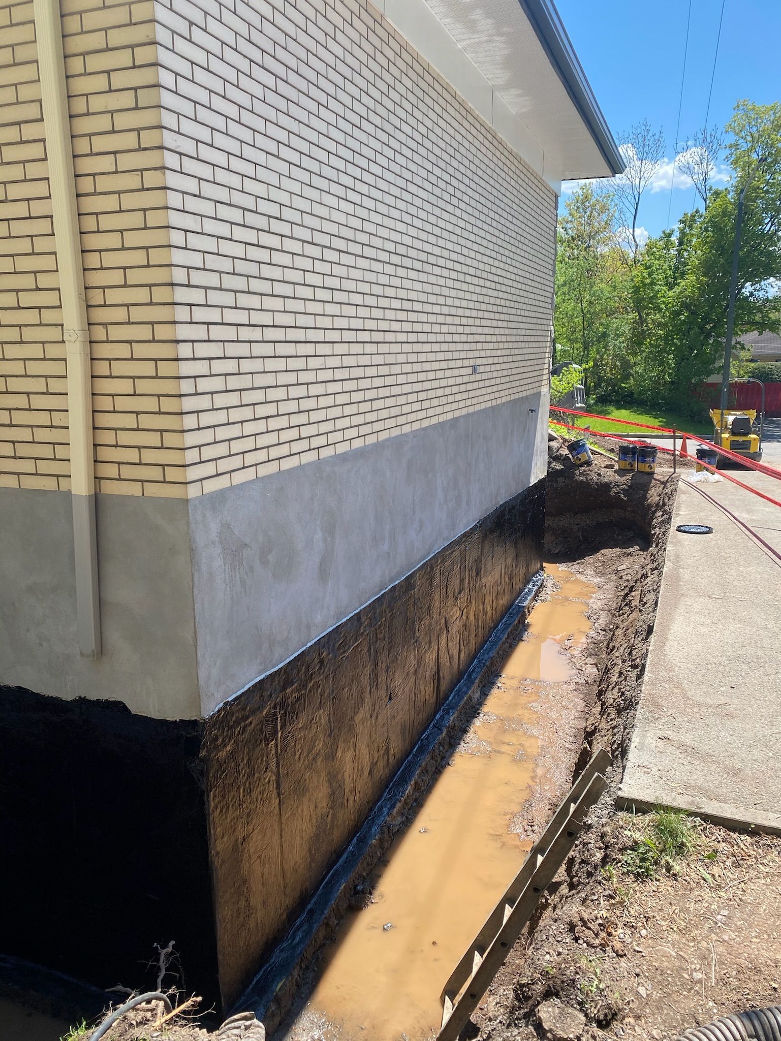 Un bâtiment en briques avec un drain sur le côté.