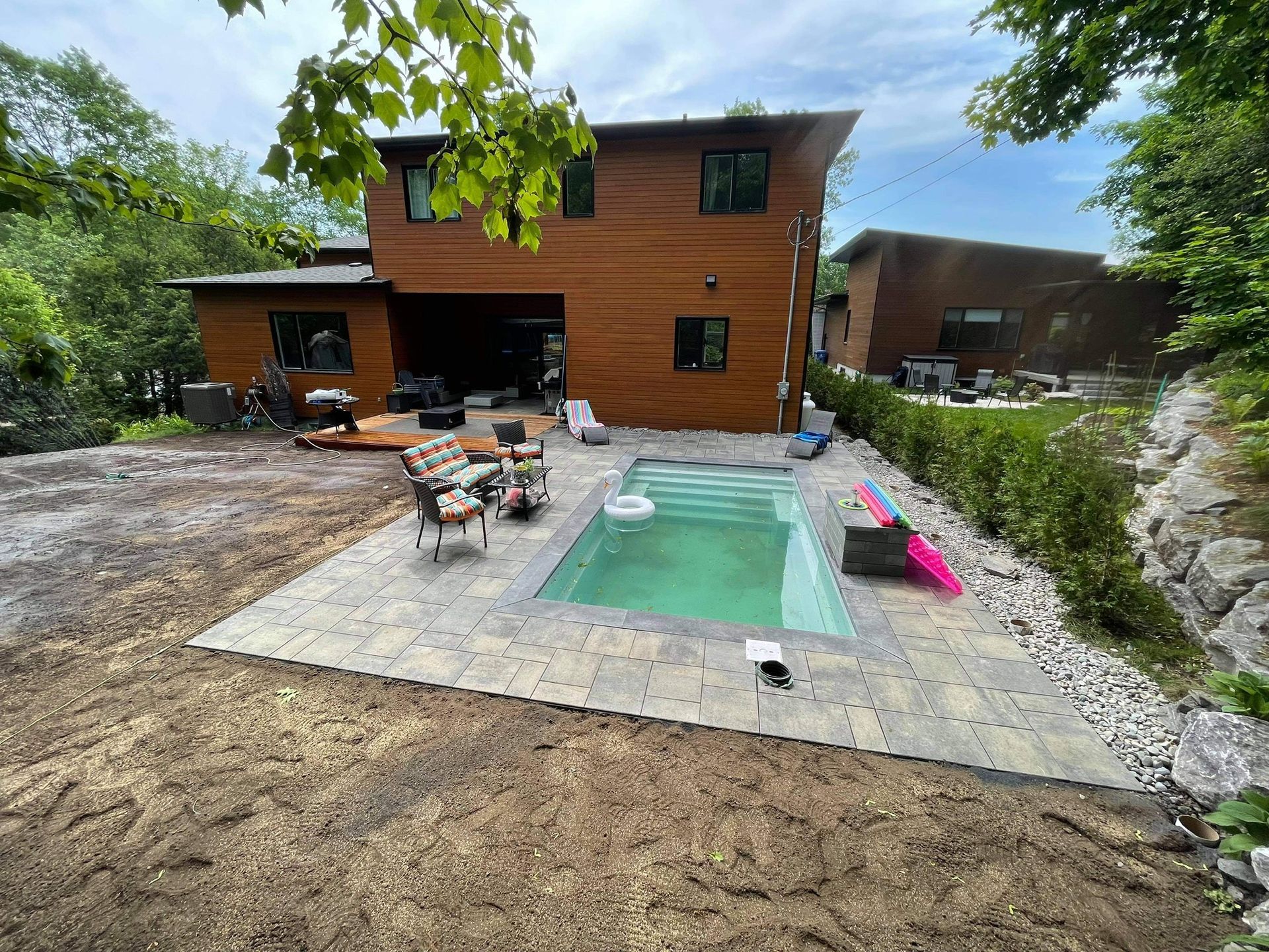 Une grande maison avec une piscine dans l'arrière-cour.