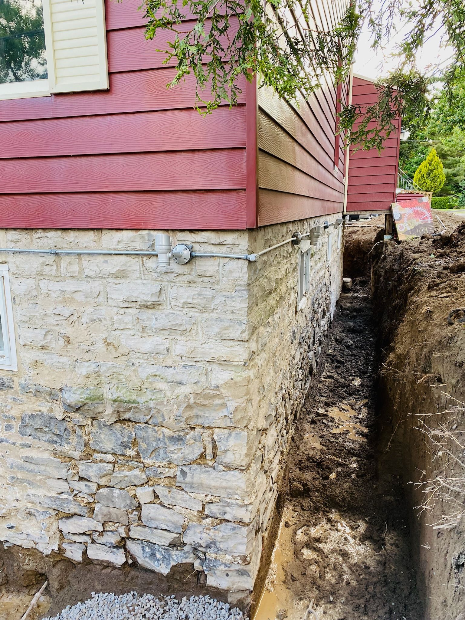 Une maison avec un revêtement rouge est en cours de rénovation.