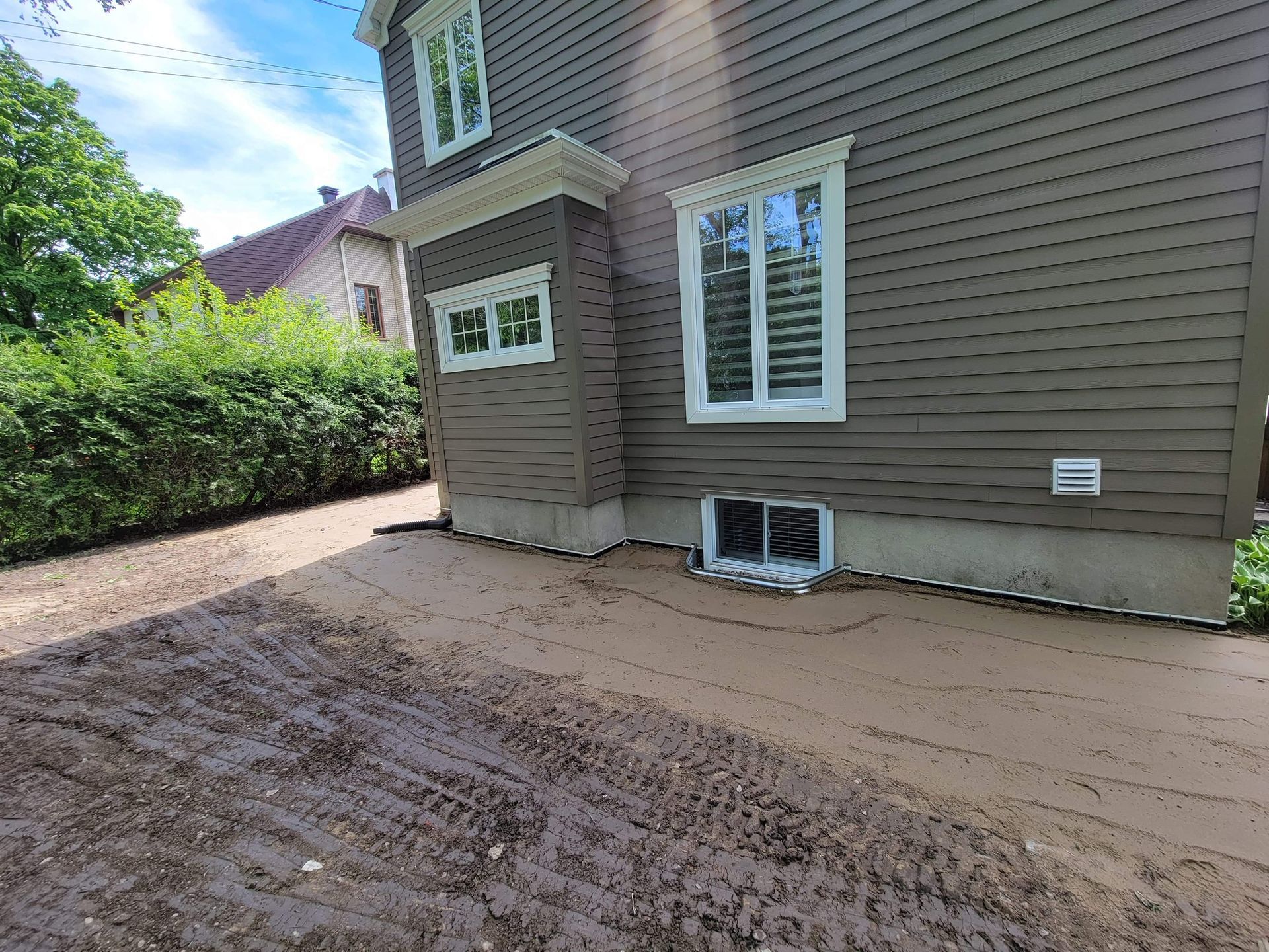 Une maison avec beaucoup de terre devant.