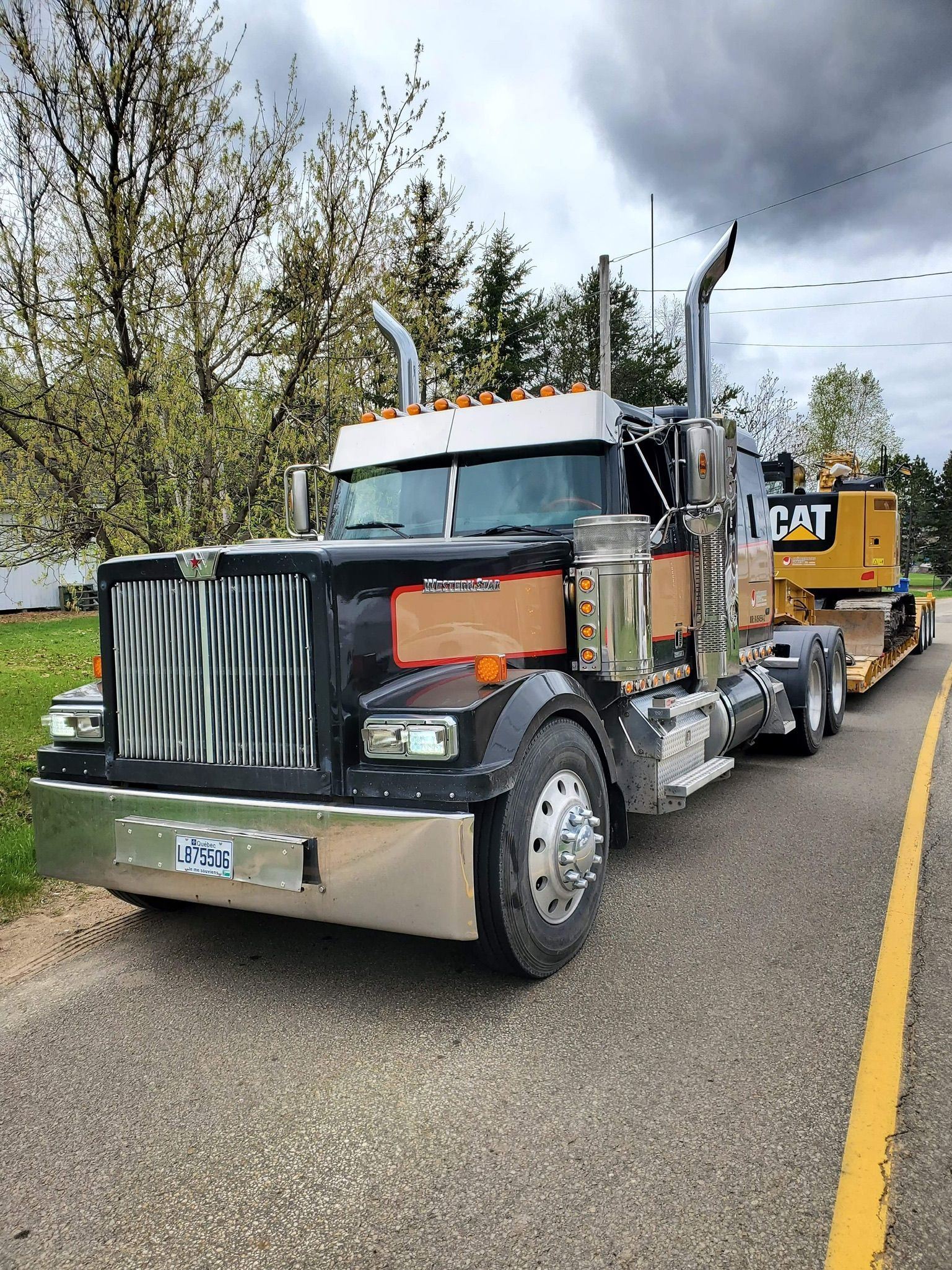 Un gros semi-remorque est garé sur le bord de la route.