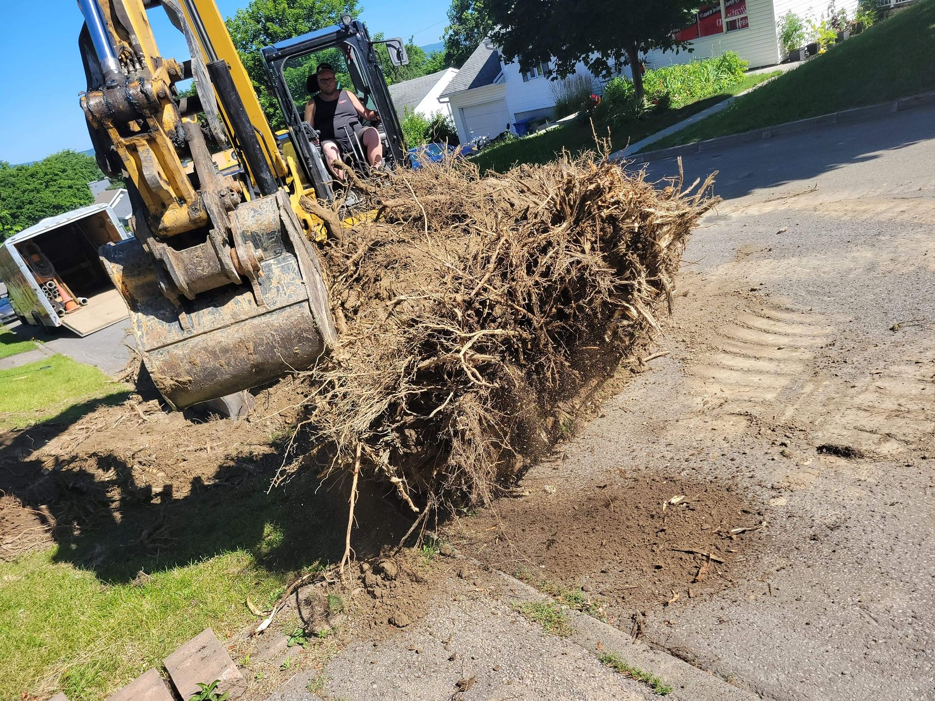 Un bulldozer creuse un trou dans le sol.