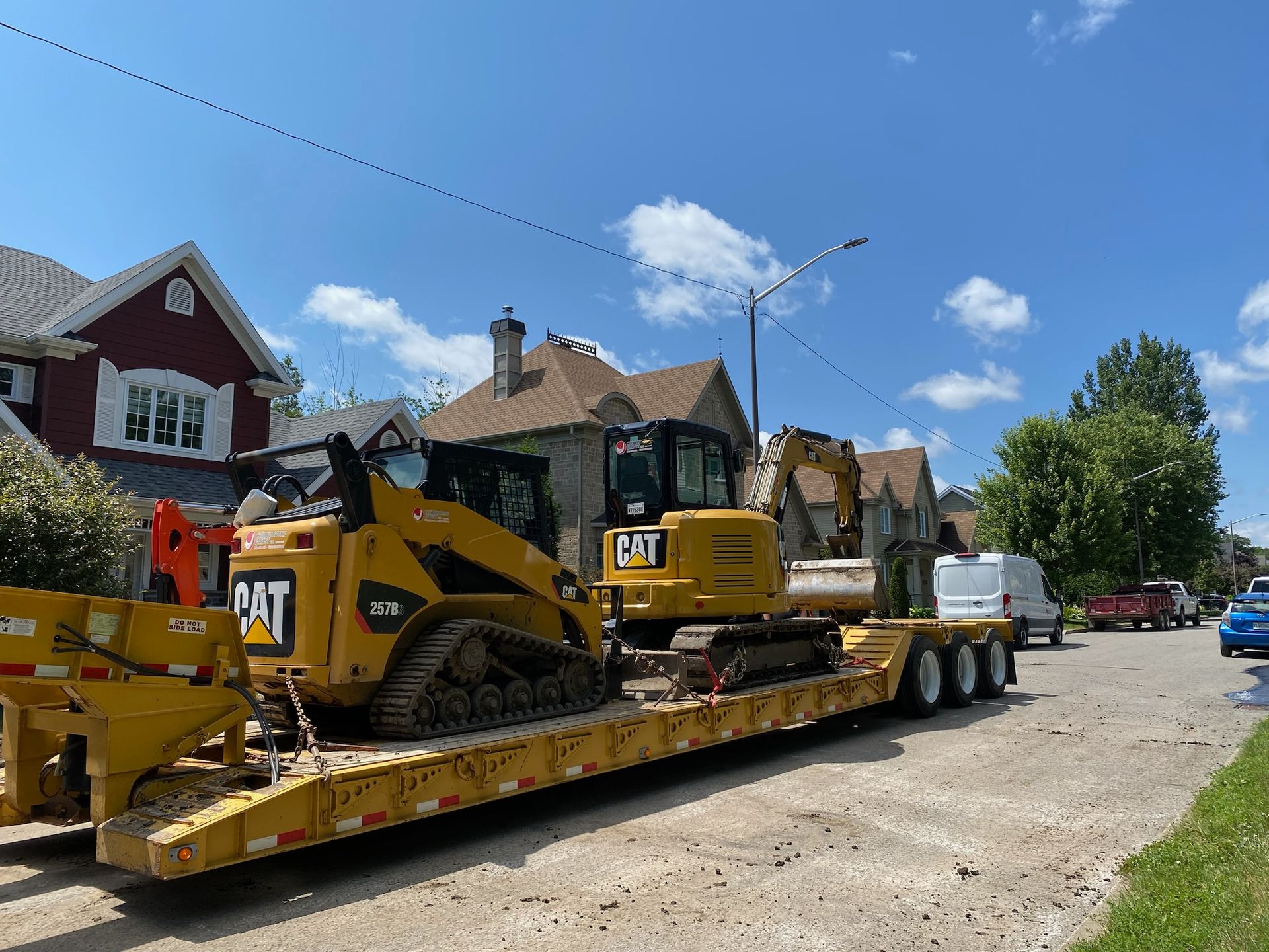 Une excavatrice Cat est assise sur une remorque à plateau.
