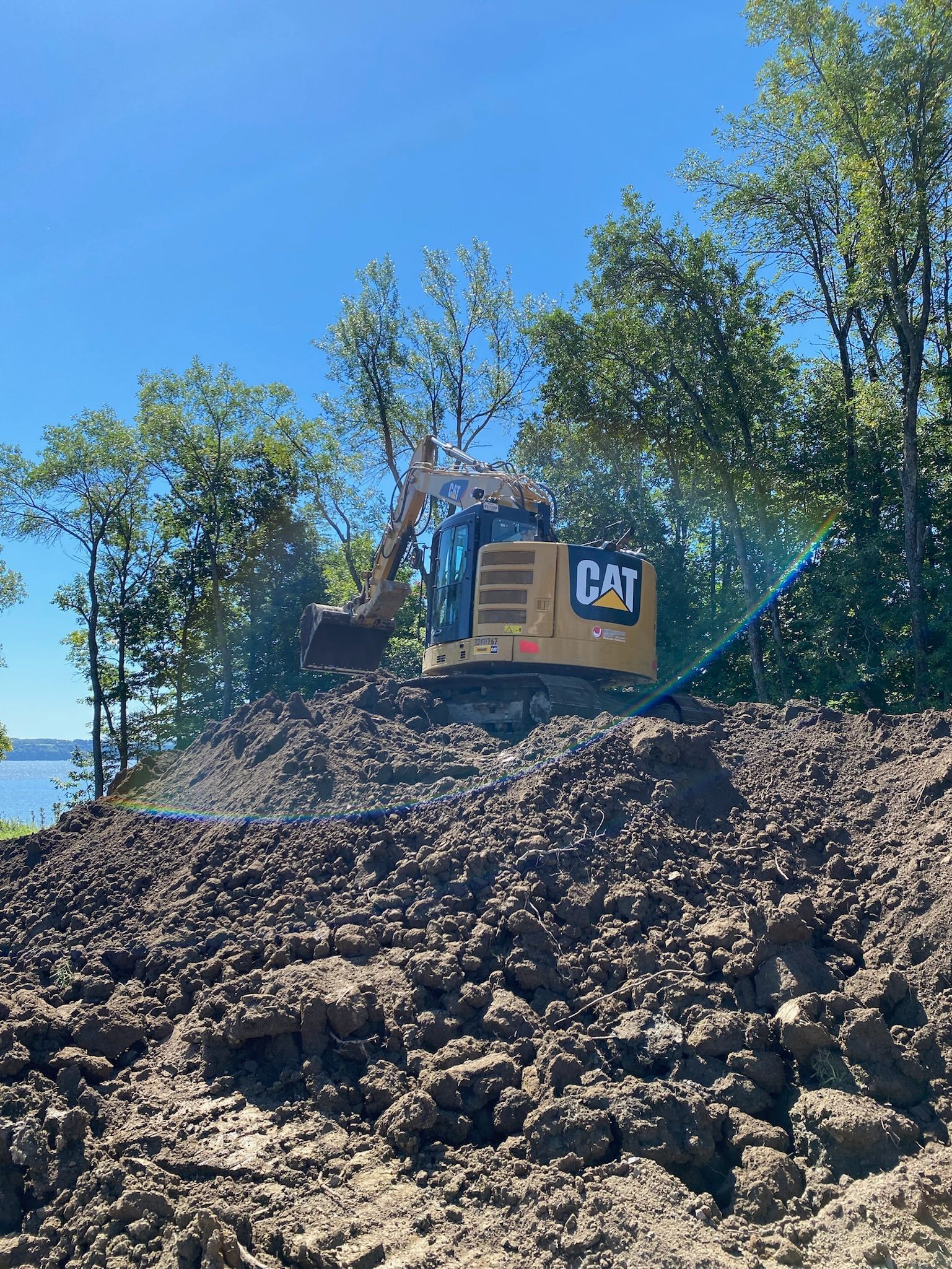 Un bulldozer est assis sur un tas de terre.