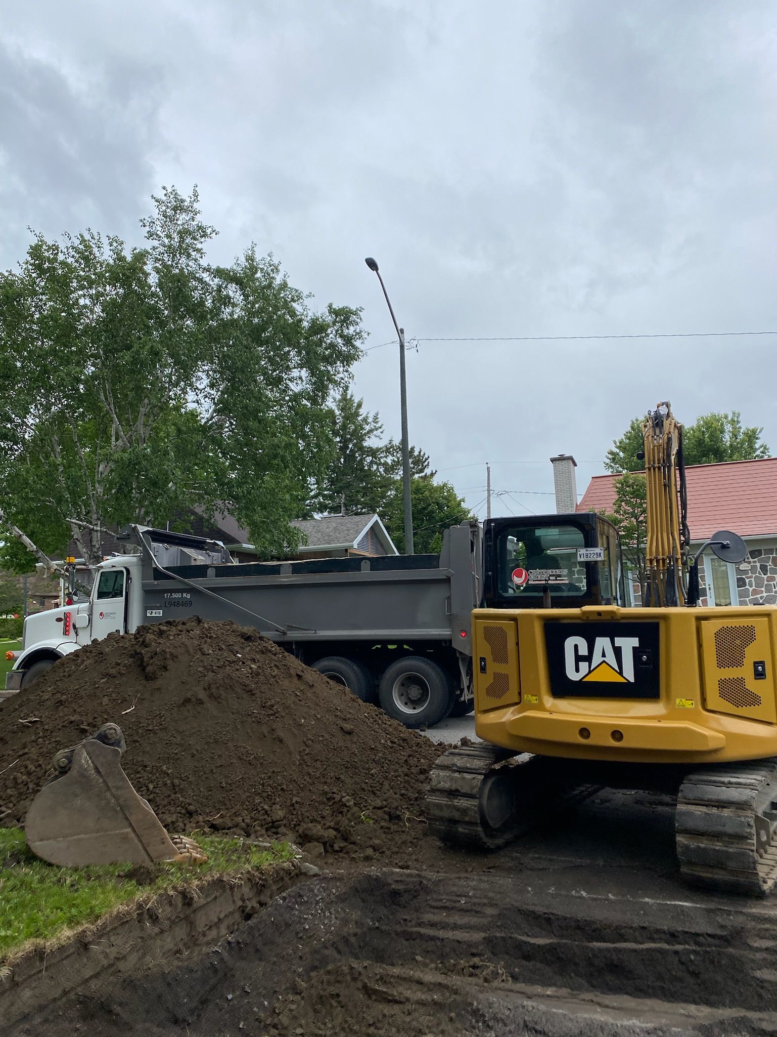 Une excavatrice Cat charge de la terre dans un camion à benne basculante.